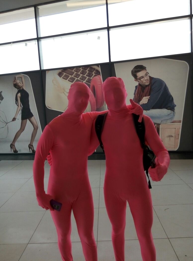 פרס התחפושת המקורית הולך לשני האלמונים שעטו ורוד אופטימי (צילום: ערן בר שושן)